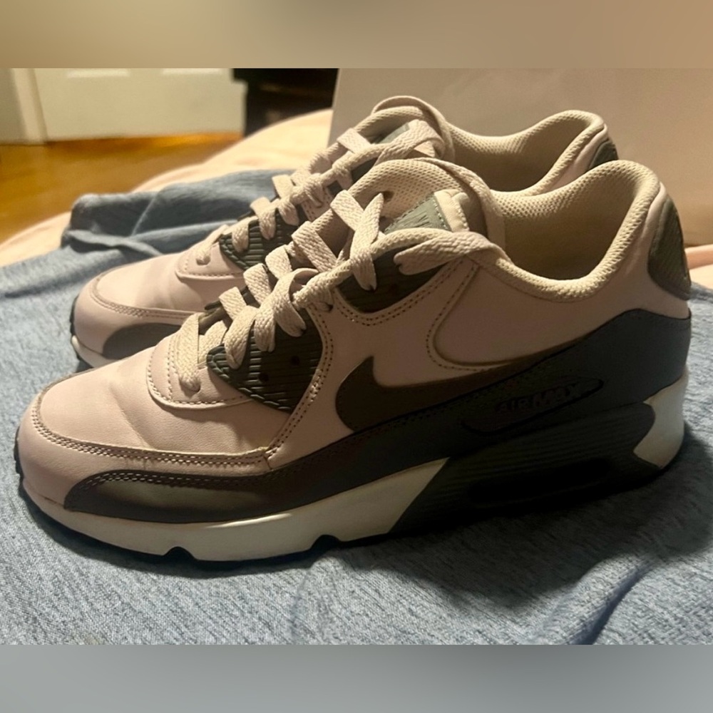 Nike Women's Sneakers in Light Pink and Gray